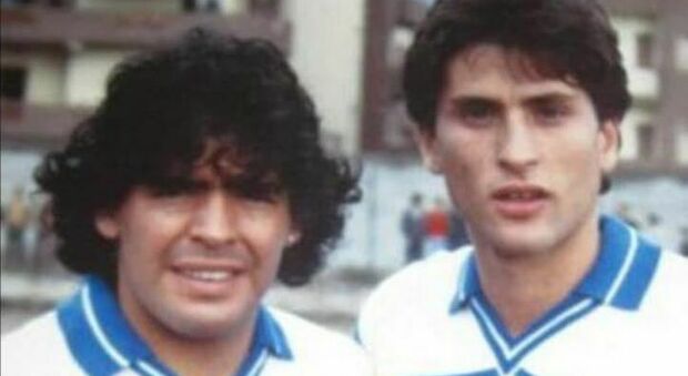 Diego Armando Maradona e un giovanissimo Massimiliano Favo insieme al Napoli