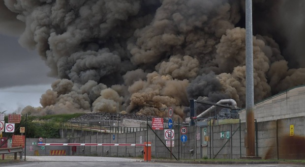 Incendio a Malagrotta, in un video le fiamme dopo lo sversamento: è giallo sul disastro