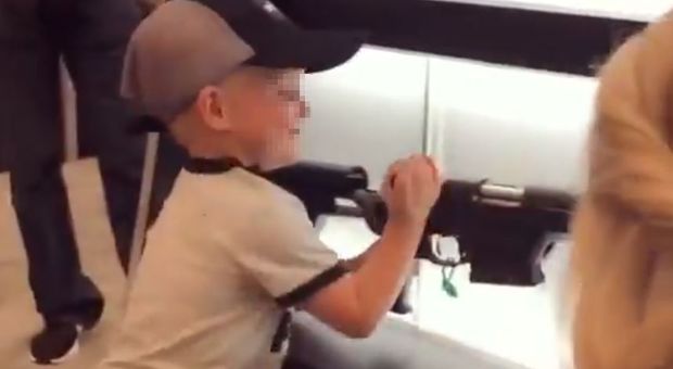 Usa choc, il bimbo di quattro anni mostra come si usa un fucile
