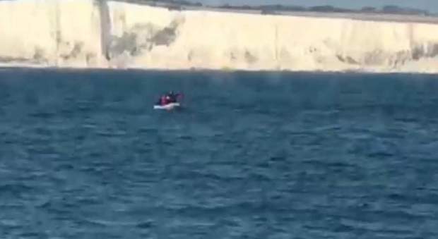Migranti su un gommone alla deriva per due giorni: tratti in salvo dai pescatori