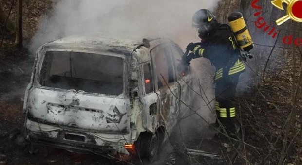 Cadavere carbonizzato di una donna 40enne trovato in un'auto in fiamme nei boschi