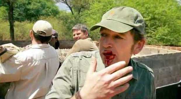 Coccodrillo attacca reporter inglese mentre è in diretta tv