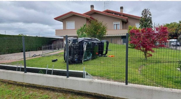 Auto vola in un giardino di una villa a Sant'Angelo di Piove di Sacco: gravi due albanesi