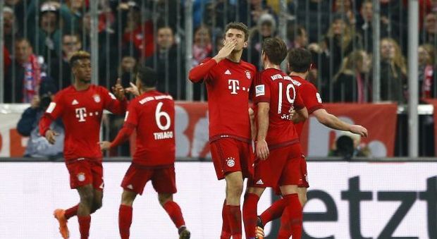 Thomas Muller esulta dopo il gol segnato al Werder Brema all'Allianz Arena