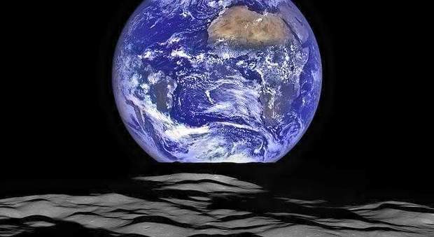 Una spettacolare vista della Terra dalla Luna