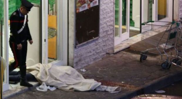 Rapina al supermercato nel napoletano: carabiniere spara e uccide un bandito