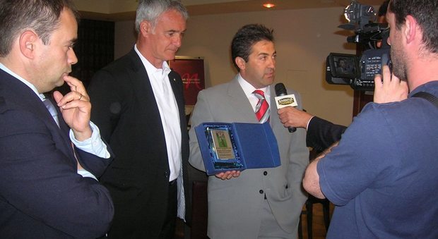 Fabrizio Formichetti consegna il premio Manluo Scopigno a Claudio Ranieri nel 2008
