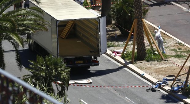 Nizza, muore per salvare la moglie: 27enne travolto dal tir mentre la spinge lontano dal camion