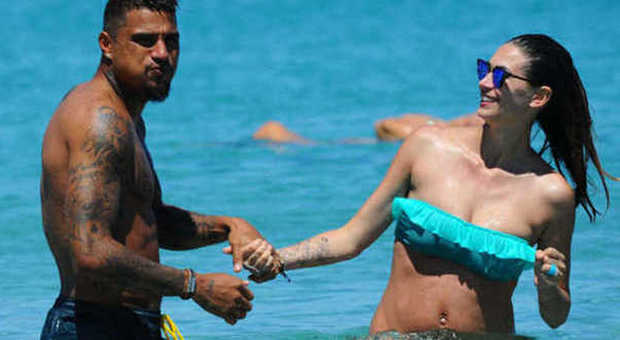 Melissa Satta e Boateng, effusioni in mare a Porto Cervo dopo la prova mondiale
