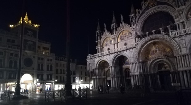 Piazza San Marco, la Torre dell'orologio al buio
