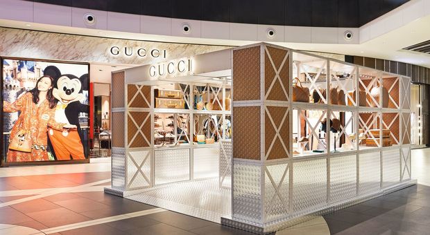 Il Gucci Pin sbarca a Roma: all'aeroporto di Fiumicino il negozio temporaneo ispirato a Mickey Mouse