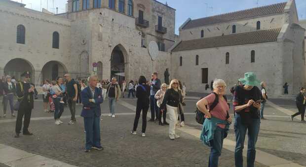 Arriva la Costa Deliziosa, Bari Vecchia invasa dai turisti