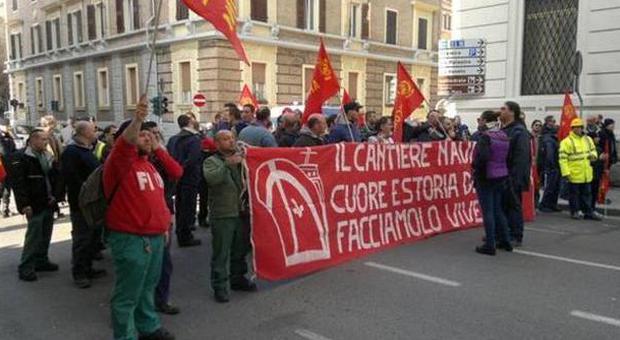 Ancona, corteo degli operai Fincantieri Centro paralizzato, il traffico in tilt