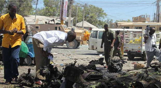 Somalia, bomba su bus dipendenti Onu: almeno dieci morti. Al-Shabab rivendica l'attentato