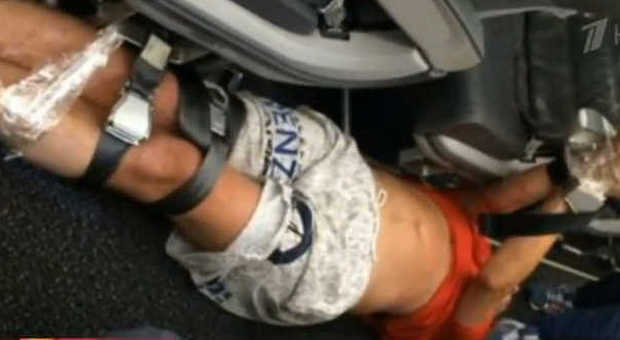 Ubriaco in aereo, passeggero molesto picchiato e legato con le cinture di sicurezza |Video