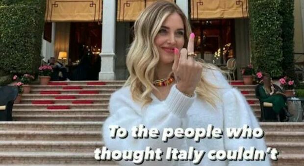 Chiara Ferragni dopo la vittoria dei Maneskin pubblica una foto con il dito medio alzato: «A chi pensava non potessimo vincere»