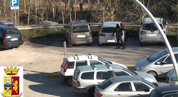 Il blitz delle forze dell'ordine nel parcheggio dell'ospedale Profili