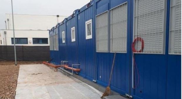I container di fronte a una scuola del Pordenonese