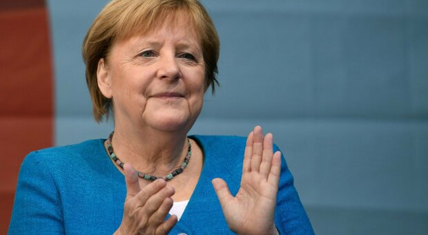 Angela Merkel derubata al supermercato mentre fa la spesa: presi soldi e carta di credito dalla borsa
