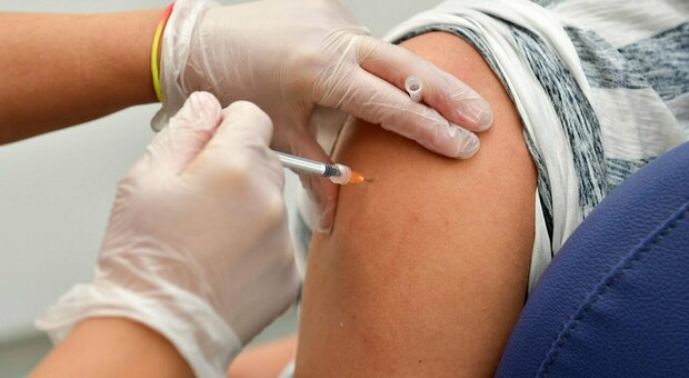 «Influenza con sintomi più forti e durata maggiore», l'allarme dei medici: più invasiva con virus resistenti. Al via la campagna vaccinale