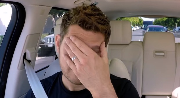 Michael Bublé in lacrime al Carpool Karaoke di James Corden racconta la malattia del figlio