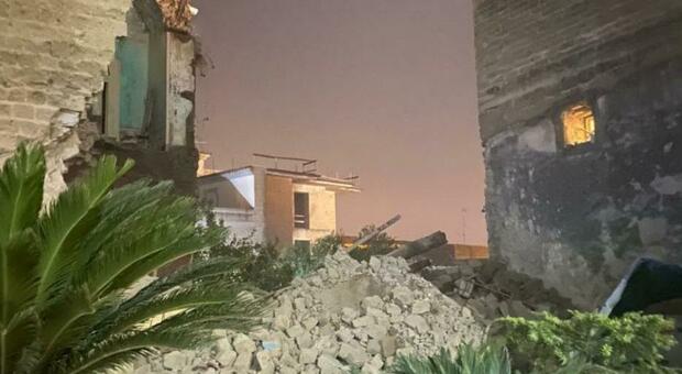 Crolla palazzo nel centro di Maddaloni: tanta paura ma nessun ferito
