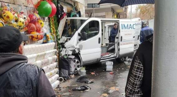 Furgone finisce dentro un negozio in via Spartaco dopo lo scontro con un'auto