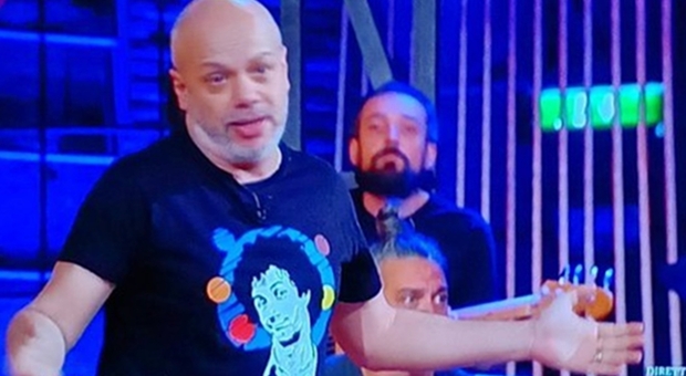 Propaganda Live, Diego Bianchi con la maglietta di Francesco Nuti