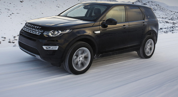 La Land Rover Discovery Sport impegnata sulla neve islandese