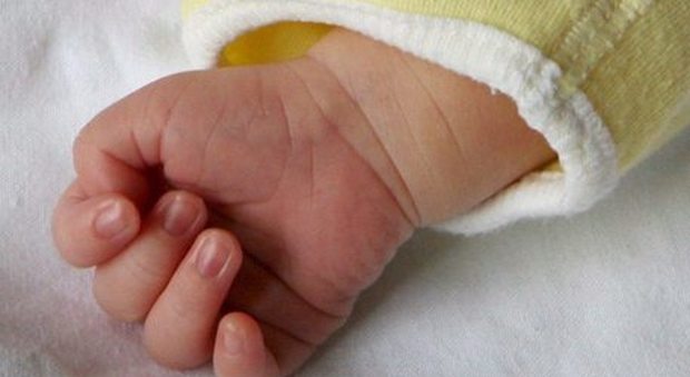 Coronavirus, donna incinta positiva al Covid: il bimbo muore tre giorni dopo la nascita