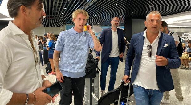 Lazio, ecco Rovella: selfie e autografi con decine di tifosi a Fiumicino per il nuovo centrocampista di Sarri
