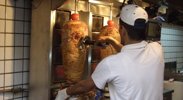 Stop a kebab e pizzerie al taglio, la giunta vieta l'apertura di nuovi locali