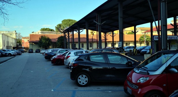Caserta, caserma Pollio chiusa ai pedoni: via i parcheggiatori abusivi