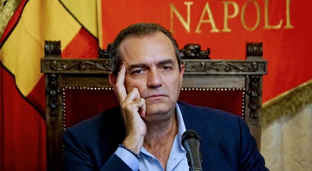 Napoli, De Magistris scaccia i fantasmi del crac: «Debiti per il CR8, la multa non c'è»