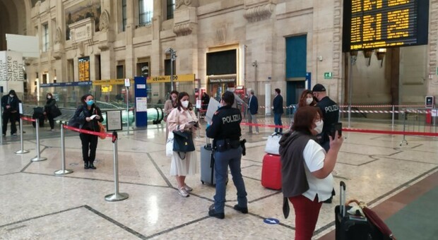 Covid, denunciato italiano positivo alla variante inglese: rientrato da Svizzera, viaggiava in treno e taxi