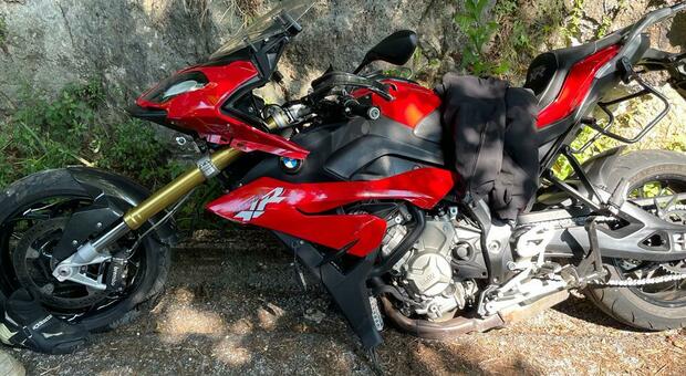 Incidente a Semonzo di Borso del Grappa, motociclista esce di strada tra due tornanti: ricoverato all'ospedale di Montebelluna