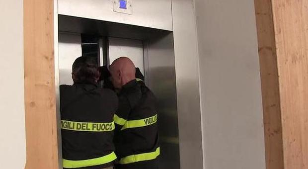Vigili del fuoco al lavoro in un ascensore