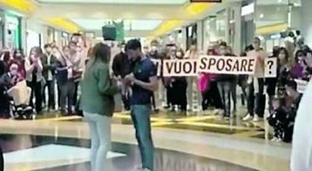 Roma, proposta di nozze al centro commerciale: quando l'amore è social