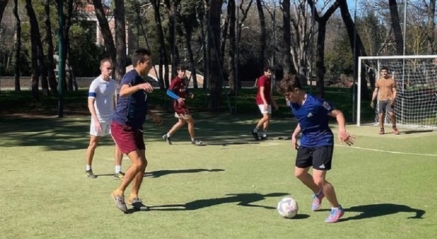Al campo di Sant'Elena si gioca a calcio per l'integrazione: egiziani, ecuadoregni, italiani. «Non c'è bisogno dell'arbitro»