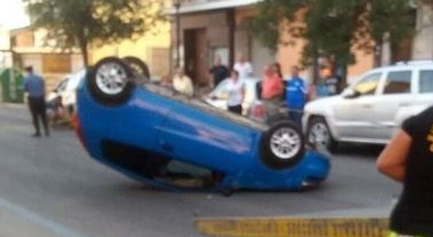 Albano, neopatentato rischia di morire nell'auto ribaltata dopo aver distrutto altre cinque vetture