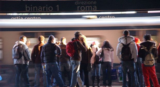 Roma, corre sui binari della Roma-Lido: treni bloccati