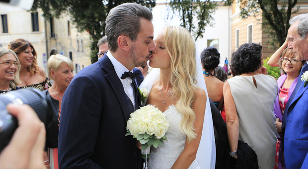 Marco Dalla Pietra bacia la sposa Alessandra Cranio