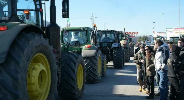 Civitanova, centinaia di agricoltori sui trattori in corteo contro l’Europa: «Va favorita la produzione interna»