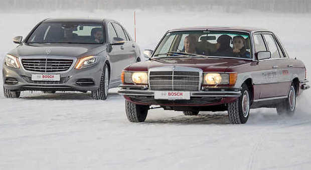 Due Mercedes di differenti generazione sulla pista prove di Bosch ad Arjeplog
