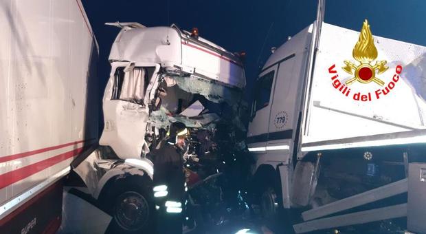 Schianto in autostrada fra due tir, muore camionista di 57 anni