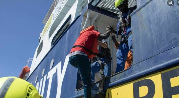 Al porto di Ancona ecco Humanity 1, in arrivo 106 migranti. Ci sono anche diversi minori