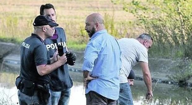 Bimbo trovato nel fiume a Maccarese: «Morto prima di cadere nel canale»