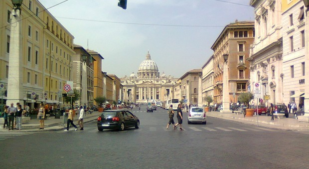 Roma, falso allarme a San Pietro per un borsone abbandonato davanti a un negozio