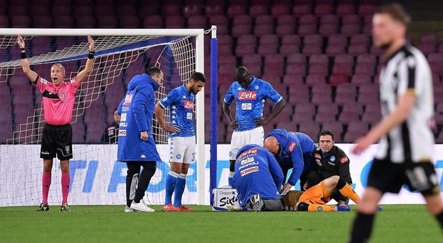 Ospina si accascia in Napoli-Udinese, trasportato subito in ospedale. «È cosciente»