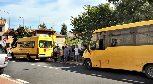 Gli scuolabus di Tundo rimasto nel garage per 12 comuni dei 15 serviti nel Pesarese